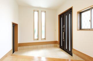 開放的な玄関はｶﾞﾚｰｼﾞへ通じる勝手口も付いています。