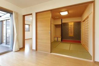 和室には以前から使われていた床柱を転用しました