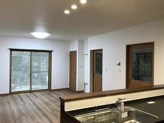 キッチンから見渡せる広々としたリビング