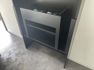 美容室必須のシャンプー台近くのタオル棚