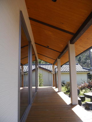 深い軒とデッキの相性は抜群　中と外をつなぐ心地いい空間