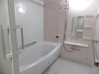 ピンクのアクセントパネルで華やかで明るい浴室