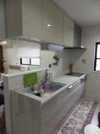 シャープな印象のキッチン