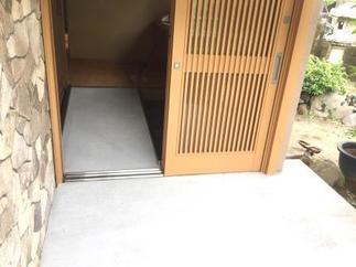 車いすでそのまま出入りできるスロープ