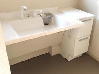 車いす対応のドゥケア・カウンターで安全で使いやすい洗面化粧台