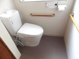 車いすの入りやすい動線と介助スペースを確保したトイレ