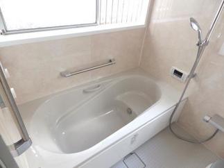 足がのばせる浴槽でゆっくりバスタイム