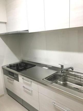 ナチュラルカラーの明るいキッチン