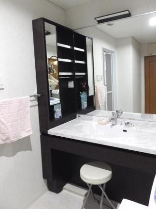 座って使えるフルオープンタイプ