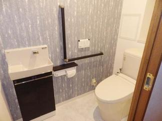 明るく清潔感あるトイレ