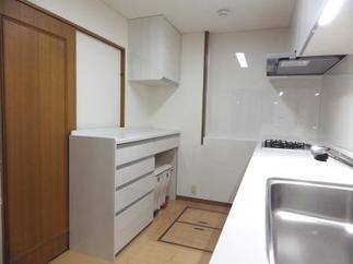 作業スペース広々、収納力アップの機能的なキッチン
