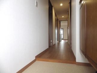 帰宅した際に、ホッとやすらげるような玄関～廊下