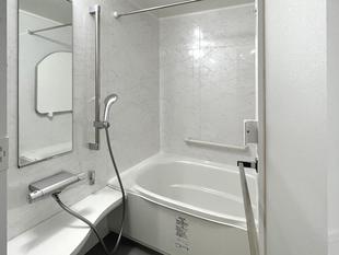 ホワイトカラーで明るい浴室：LIXIL  浴室　リノビオV