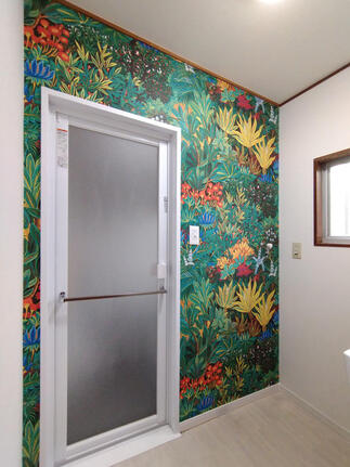 思い切ったボタニカル柄が映える洗面脱衣室