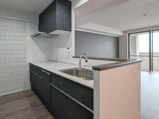 吊り戸を撤去し、リビングとつながる開放感を実現