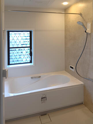 明るさと上質さを兼ね備えた浴室