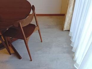 わんちゃんにもやさしい床と、グレートーンで整える水まわり