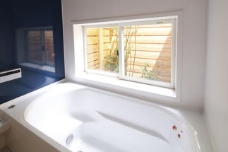 坪庭の緑を眺めながらゆったり入浴