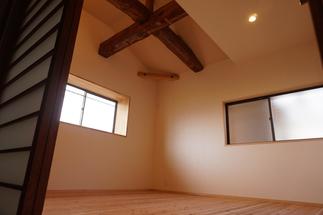 寝室　こちらも立派な梁を再利用し、古民家の良さを感じられるような造りに。