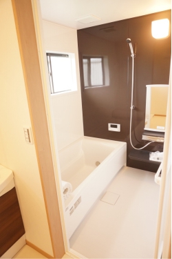 浴室　タイルのお風呂をユニットバスに。以前より浴室全体が明るくなりました。