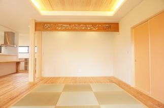 リビング横：和室　もともとあった欄間を残し、お部屋のアクセントに。