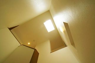 1階の廊下まで光を運んでくれる、階段吹き抜けの天窓。