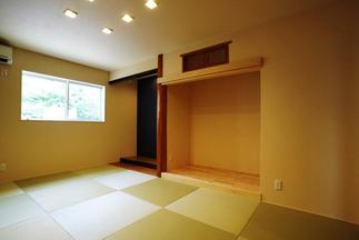 リノベ前のお家で使われていた欄間を利用した、広くて落ち着きのある和室