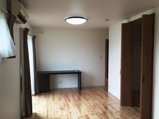 日の光も差し込み 明るくて、洋服もたっぷり収納できるウォークインクローゼット付き寝室。