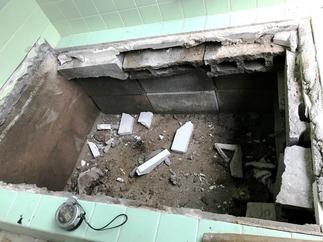 まずは既存の浴槽を取外し、この後下地を補強と形成後、防水処理。