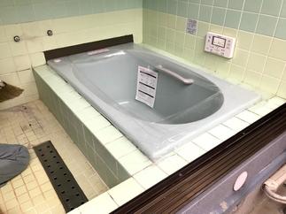 新しい断熱浴槽を据付。