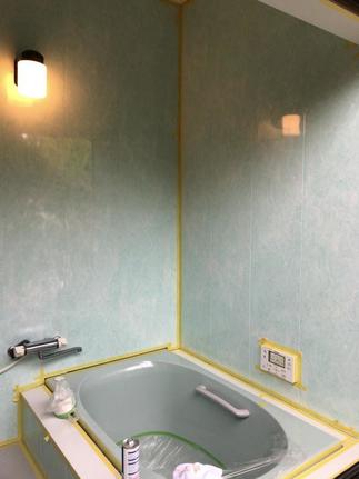 壁に断熱パネル、床にバスナフローレにて施工。端部をコーキングにて防水処理。