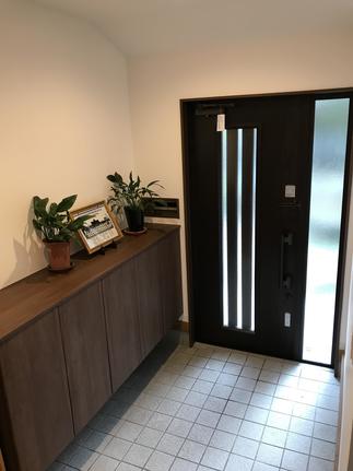 新しい玄関サッシにより、断熱と明るさを手に入れた玄関ホール。