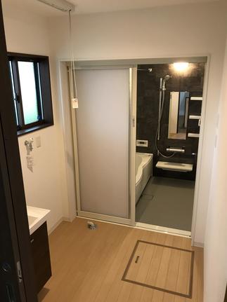 冬でもヒヤッとしない、明るい脱衣室。