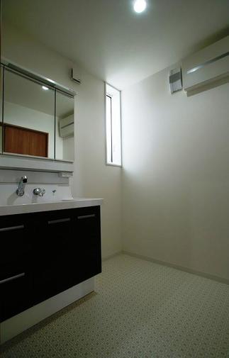 家族が入浴中でも安心して使える、脱衣室とは独立した洗面化粧スペース。