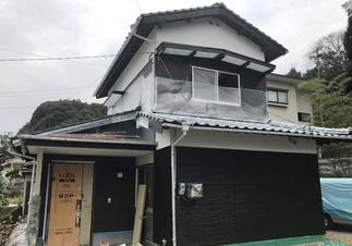 隙間風が入る昔ながらの引き違い戸を、断熱性能が高い親子ドアへ。防犯もバッチリ！