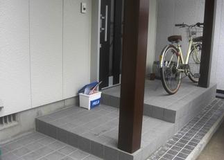 駐車場からの段差を抑えて、安心して上り下りできる玄関アプローチ。