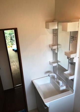 狭い脱衣室には大きすぎた洗面化粧台を、コンパクトで使い勝手が良い洗面化粧台へ取替