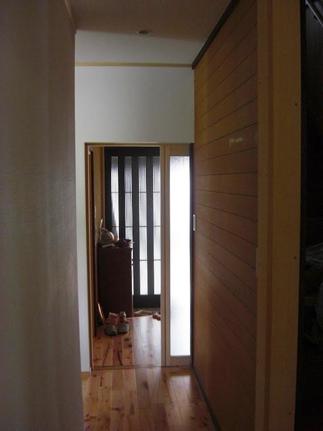 玄関からの自然光が差し込む廊下