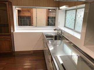 施工後キッチン。出窓部分にキッチンパネルでカウンターを設けて炊飯道具がゆったり置けるスペースを設けました。