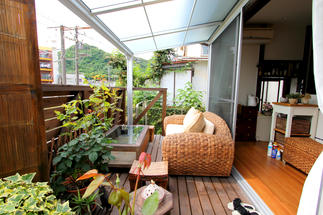 大切にしていた植物が生き生きと育つウッドデッキ