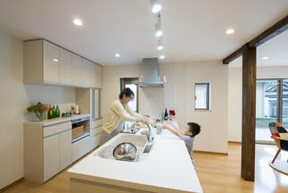 家族の笑顔がいっぱいの対面キッチン