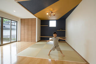 モダンなタタミコーナーを設け、お子様のお昼寝コーナーに。