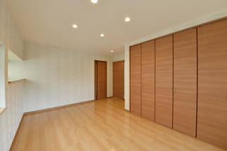 収納力たっぷりの主寝室。