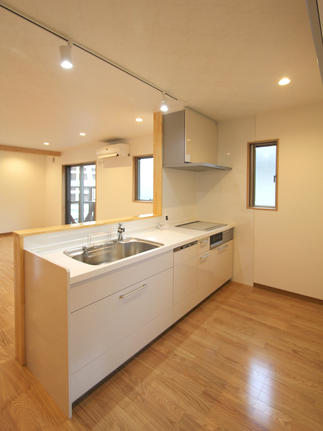 昼間でも電気が必要な居間が明るーくなりました♪みんなが集う広々リビングを中心に、フルリノベーション工事を施工させていただきました。