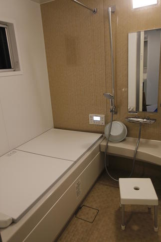 タイル張りの寒い浴室から暖かい浴室へ