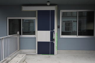 ブルーのかっこいい玄関扉