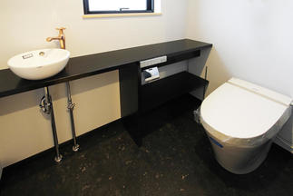 黒を基調とした水回り