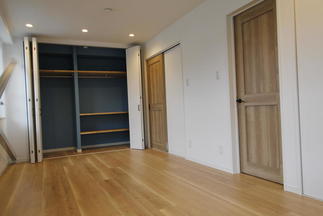 クローゼットのアクセントカラーがかわいい子供部屋