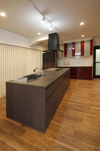 高性能高級キッチンはリビングの主役に