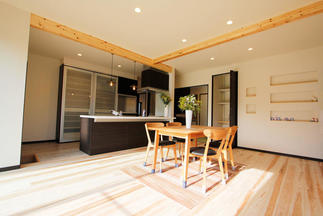 日の光がたくさん入る、気持ちの良いリビング